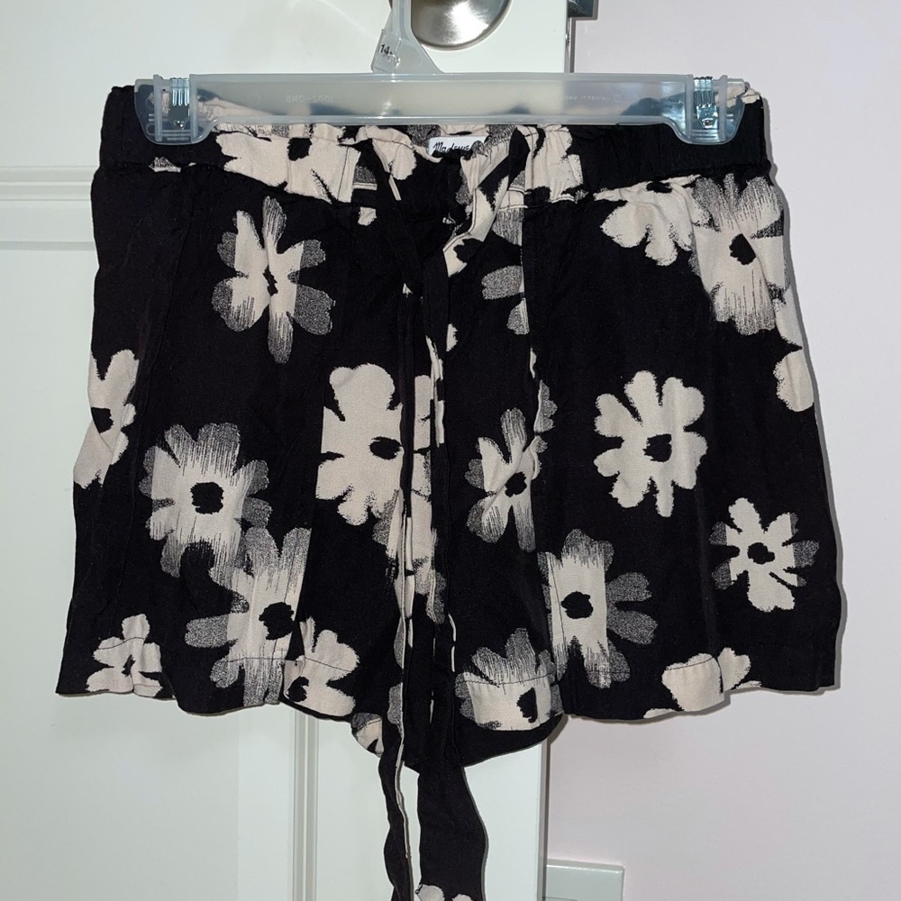 Madewell women’s black & white flowy flower shorts